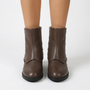 Botines con tachuelas y hebilla – Marrón vista frontal